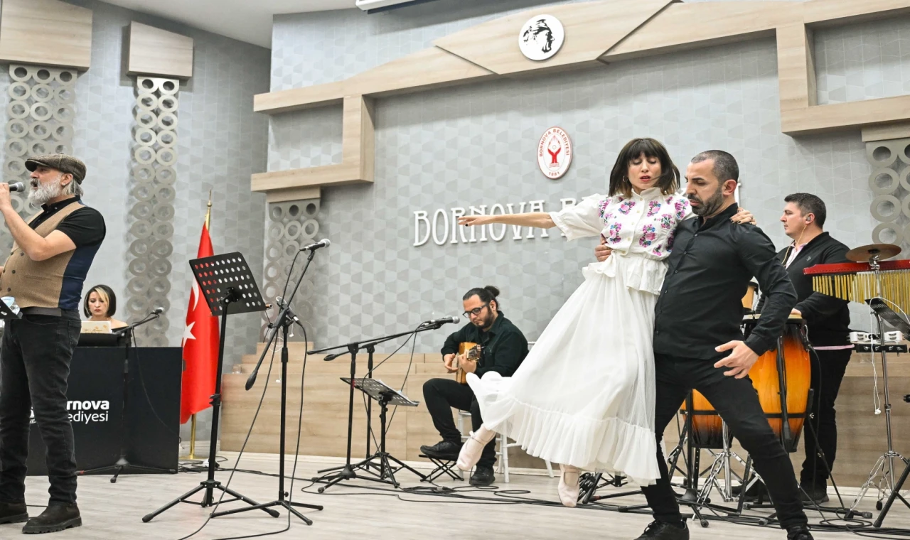 Grup İlyada, sanatçıların unutulmaz şarkılarını başarıyla seslendirdi.