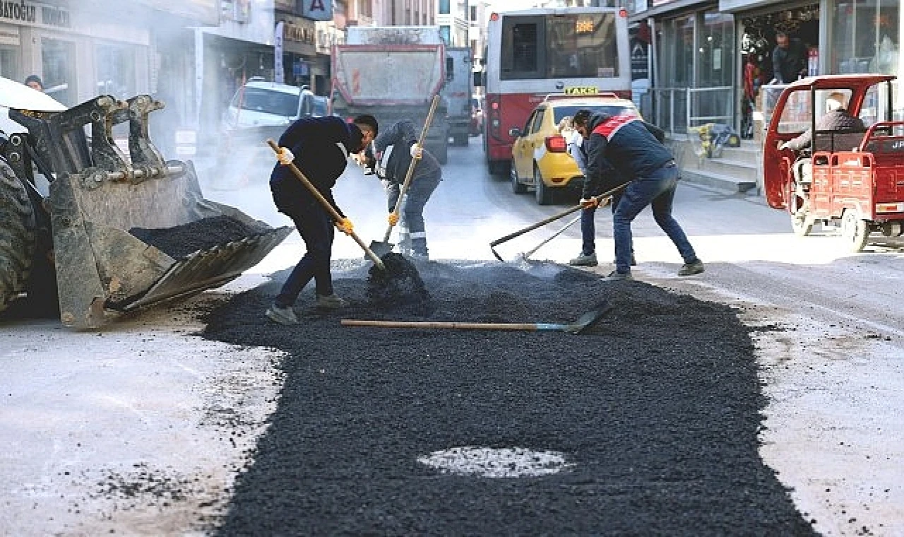 İzmir Büyükşehir Belediyesi iş birliğiyle yürütülen yol yenileme, bakım ve onarım çalışmaları, ilçenin 24 mahallesinde ihtiyaç olan noktalarda aralıksız devam ediyor.