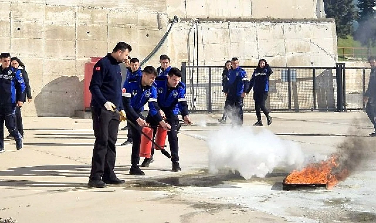 İzmir Büyükşehir Belediyesi zabıta ekipleri, yangın riskine karşı alınması gereken önlemler ile olası yangınlara karşı doğru müdahale tekniklerine yönelik eğitimden geçirildi.