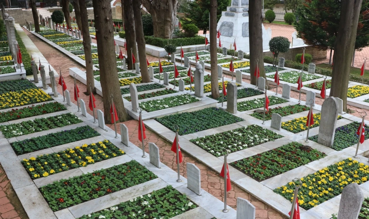 Kocaeli şehitliğinde Mezarlık’taki şehitliklerinbakım, temizlik ve mevsimlik çiçek ekimlerini hassasiyetle gerçekleştiriyor.