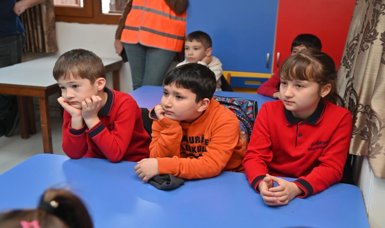 Manisa’da çocuklara deprem bilinci ve güvenli yaşam konusundaki çalışmalarına bir yenisi daha eklendi.