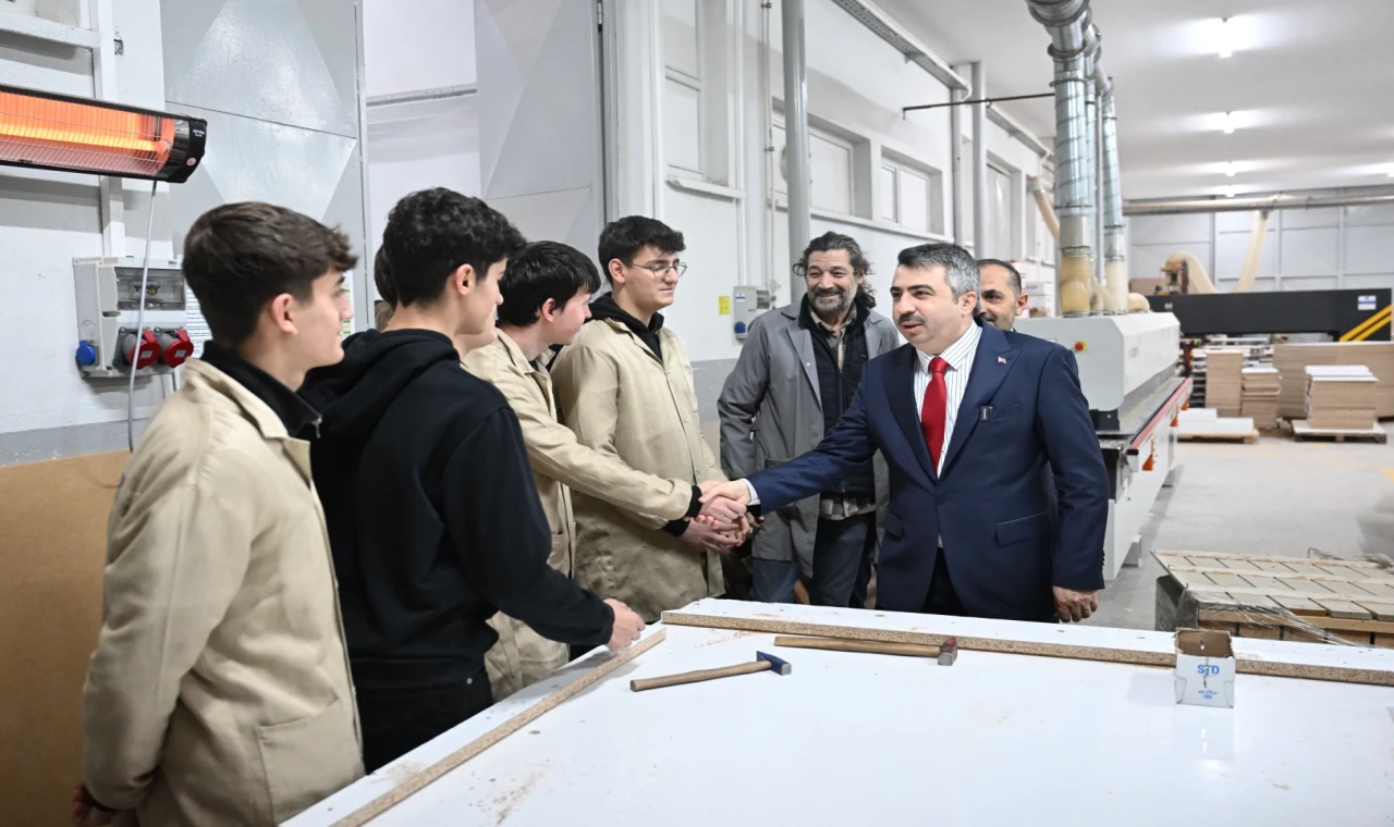 Mimar Sinan Mesleki ve Teknik Anadolu Lisesi’ndeki öğrencilerle buluştu.