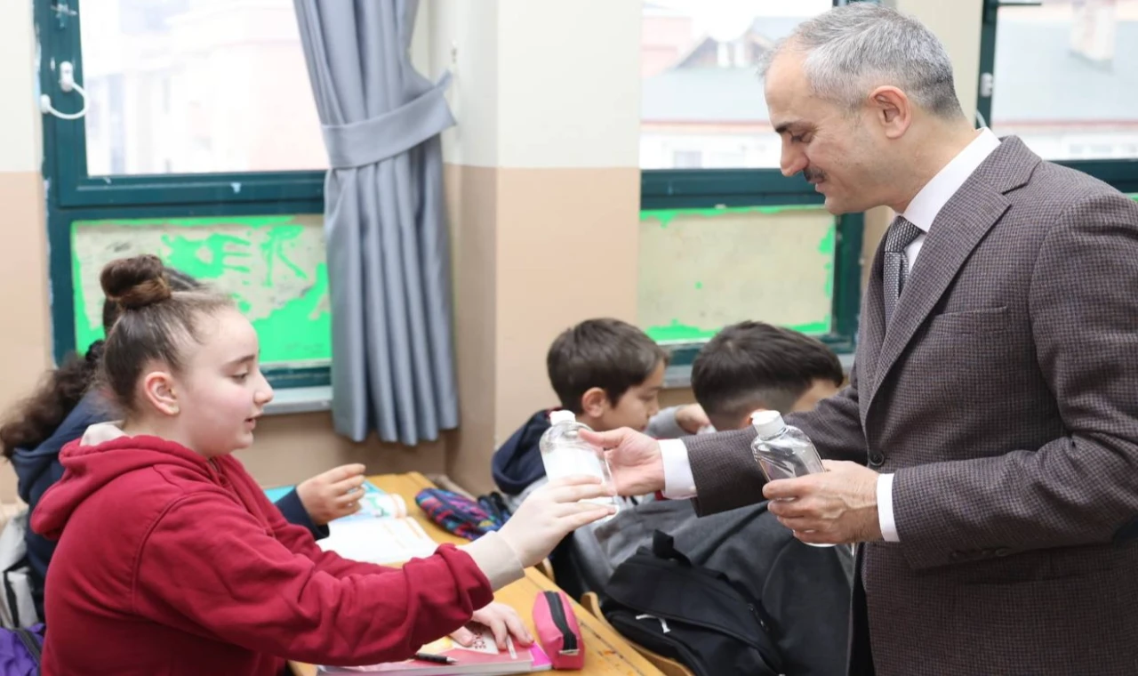 Öğrencileri yeni dönemin ilk gününde yalnız bırakmayan Çayırova Belediye Başkanı Bünyamin Çiftçi, öğrencilere yeni dönemde başarılar dileyip, dezenfektan verdi.