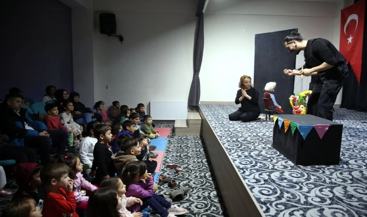 Pinokyo kukla oyununu izleyen çocuklar büyük keyif yaşadı.