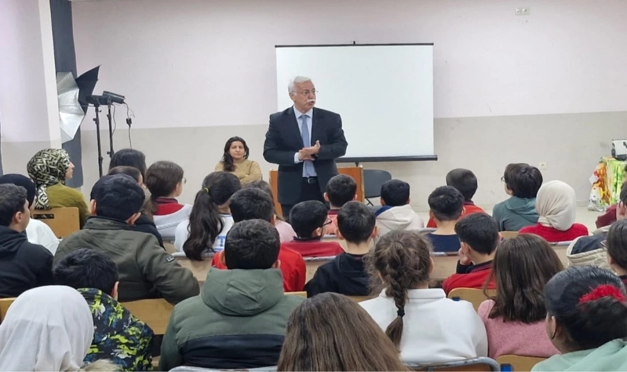 Şehit İlhan Varank Ortaokulu’nun daveti üzerine öğrencilerle “Matematik ve Yaşam” konulu söyleşide bir araya geldi.