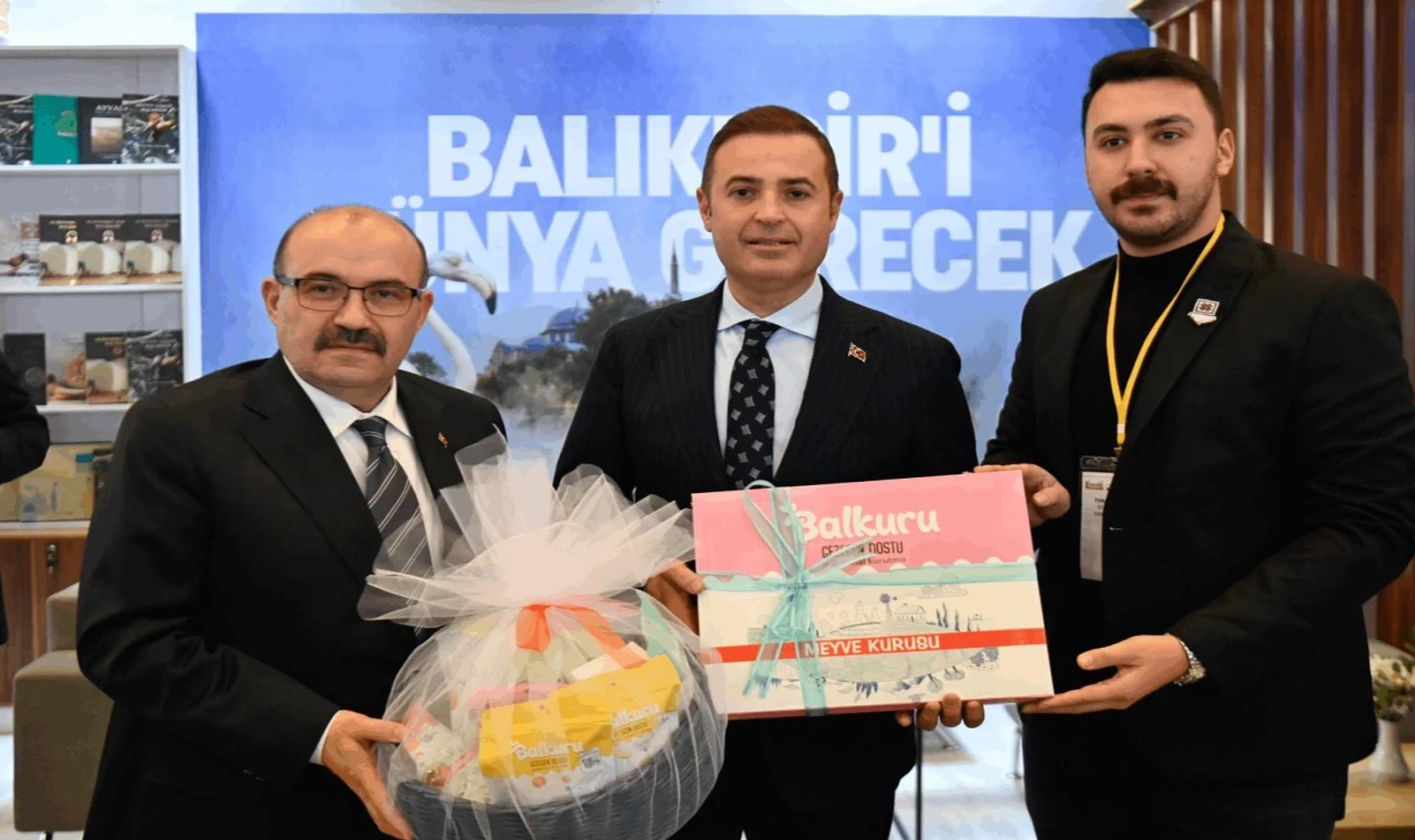Vali Ustaoğlu, kentin yöresel değerlerinin tanıtımına verdiği destekten dolayı Akın’ı tebrik etti.