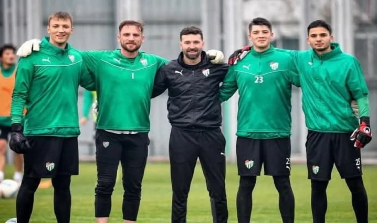 Bursaspor'un unutulmaz kalecilerinden Erhan Arslan'ın oğlu Emre Arslan da, teknik adam Batalla'nın mevcut teknik kadrosunun içinde yer alıyor.