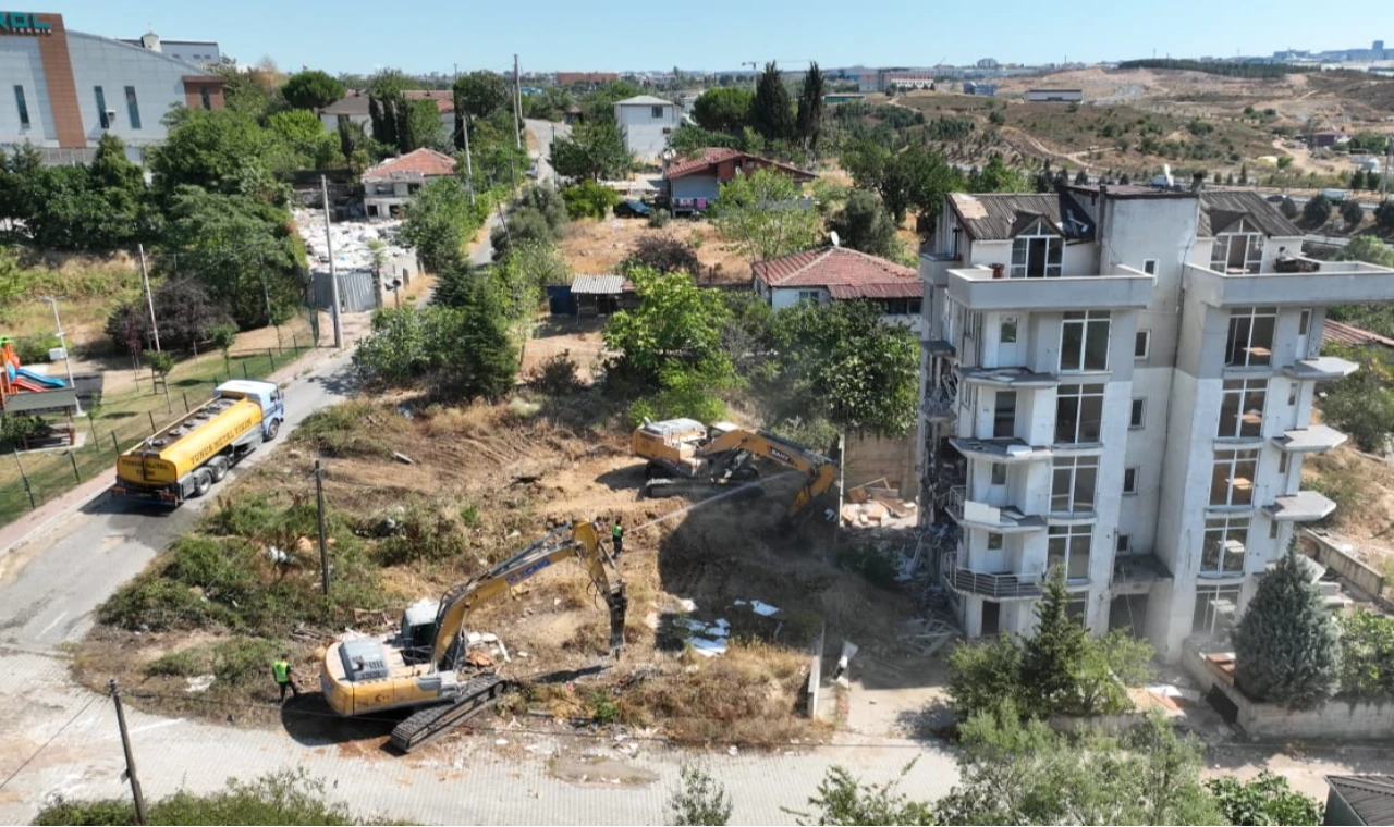 Kocaeli Çayırova’da riskli yapıların yıkımı başladı