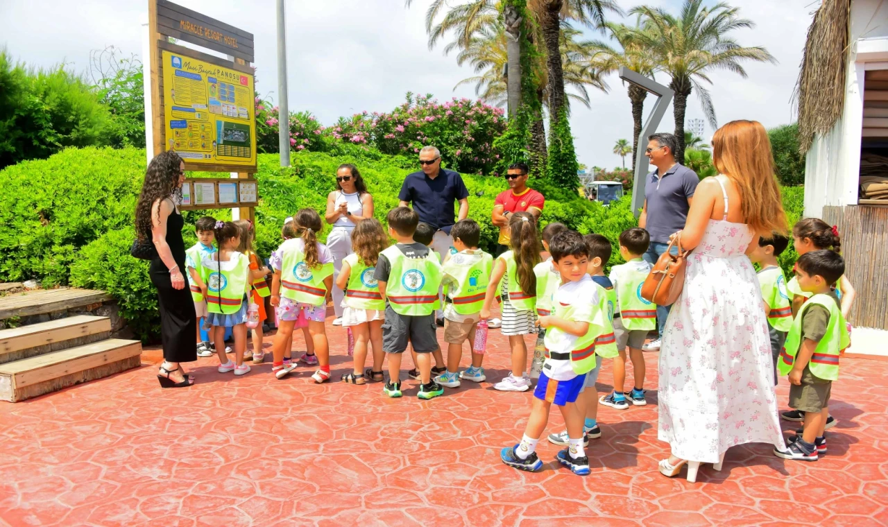 Antalya’da minik çevreciler Mavi Bayrak’la tanıştı