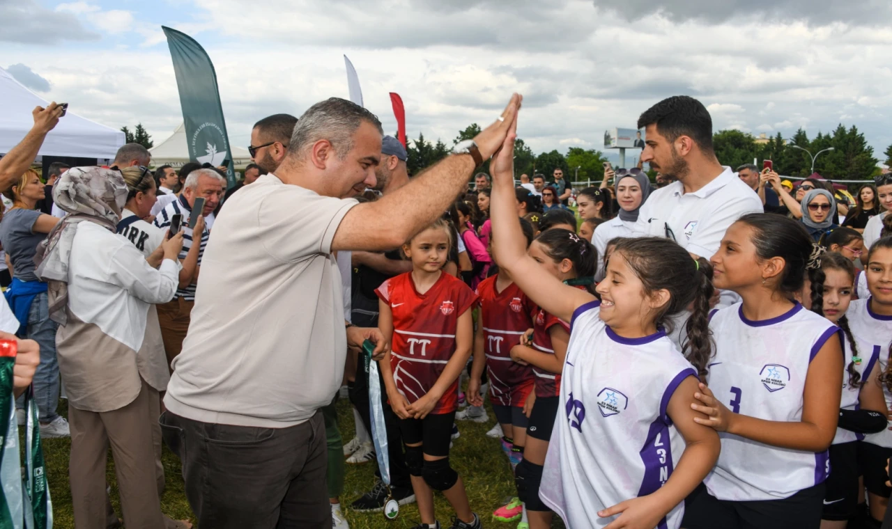 Bursa’da Mini Voleybol Şenliği’nde çocuklar madalyalarını aldı