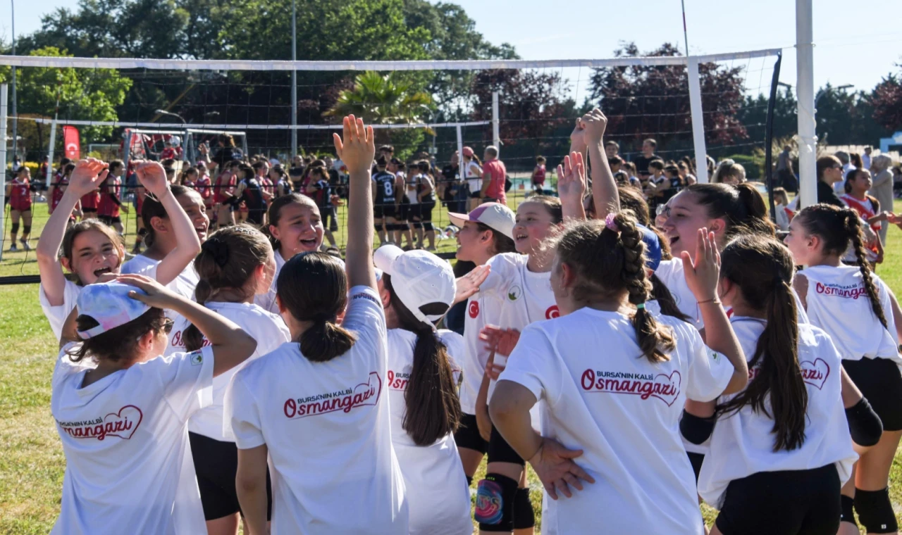 Bursa Osmangazi’de Mini Voleybol Şenliği coşkusu