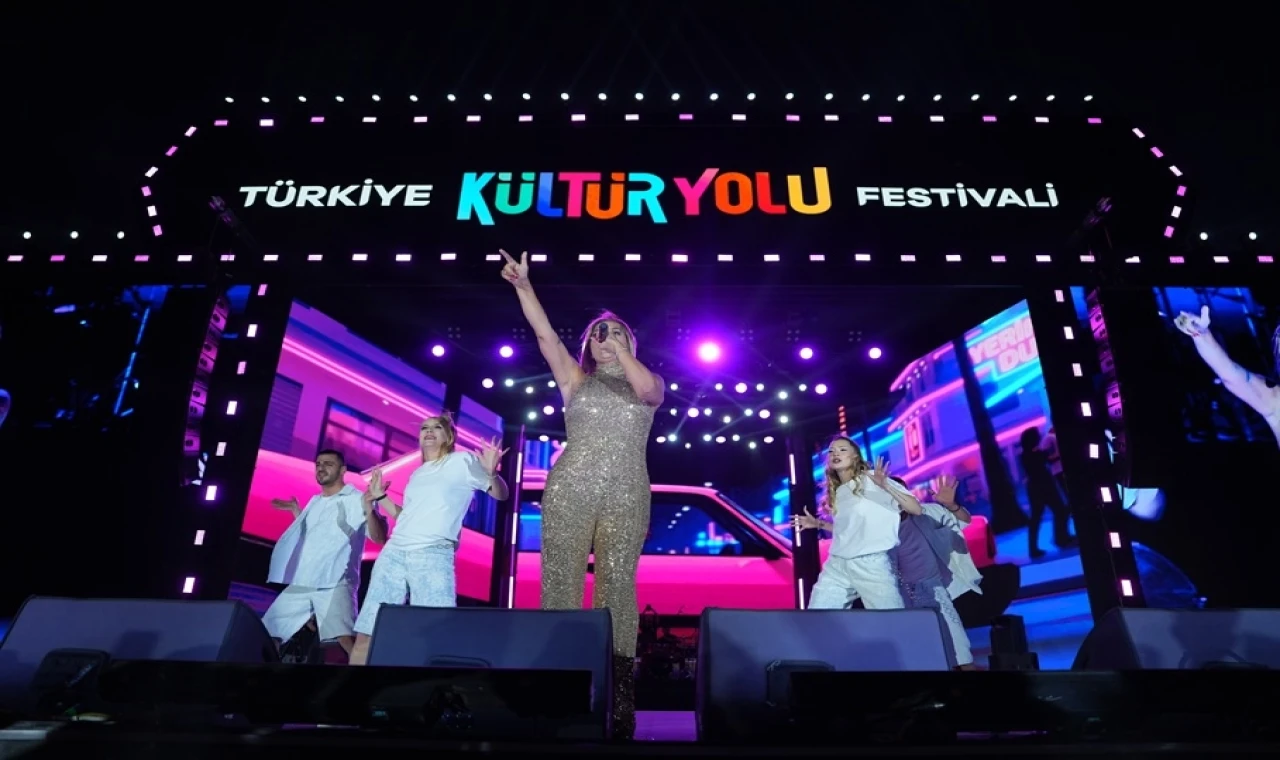 Demet Akalın, coşkuyu Bursa’da zirveye taşıdı