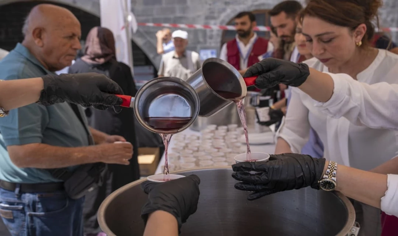 Diyarbakır’da Ulu Cami önünde reyhan şerbeti ikramı
