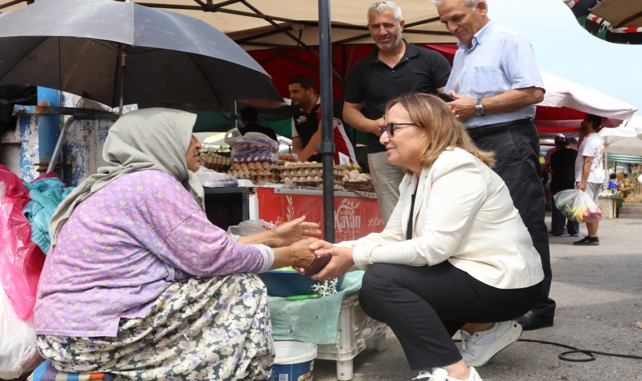 İzmir Güzelbahçe’de Başkan Vekili Akın’dan semt pazarlarına ziyaret