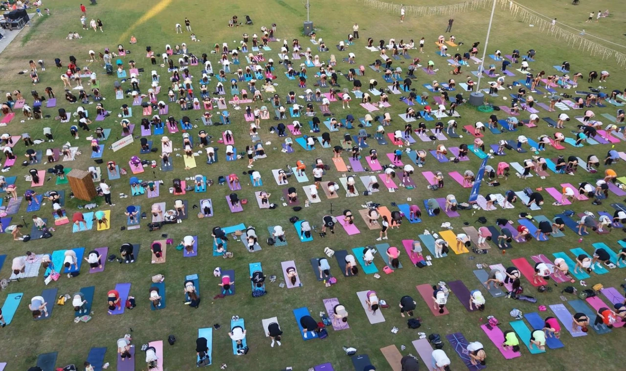İzmir’de matlar çimlere serildi Kültürpark’ta yoga rüzgârı esti