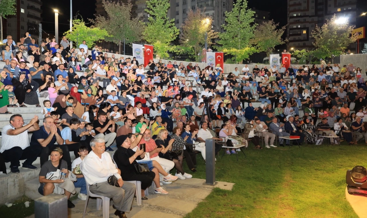 Kayseri Talas’ta ’Babalar Günü’ne şarkılı kutlama