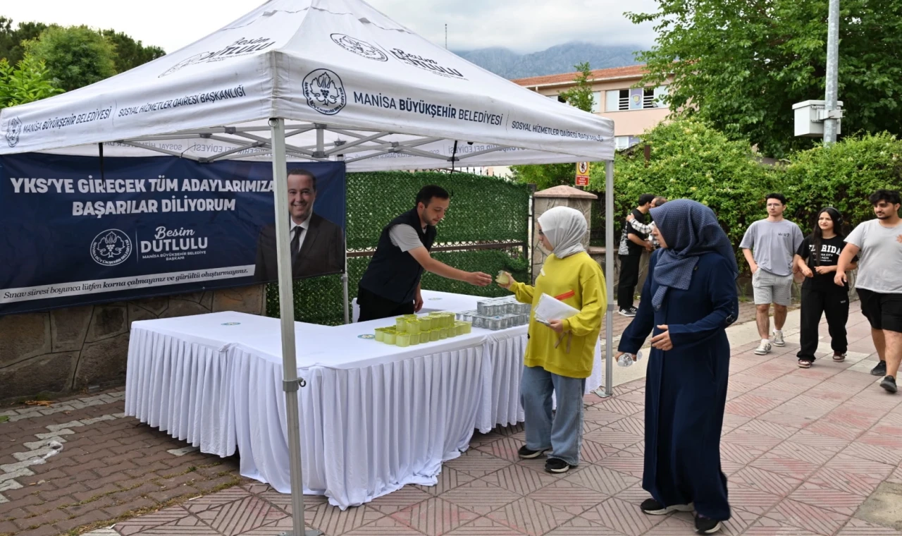 Manisa’da YKS adaylarına su ve limonata ikramı