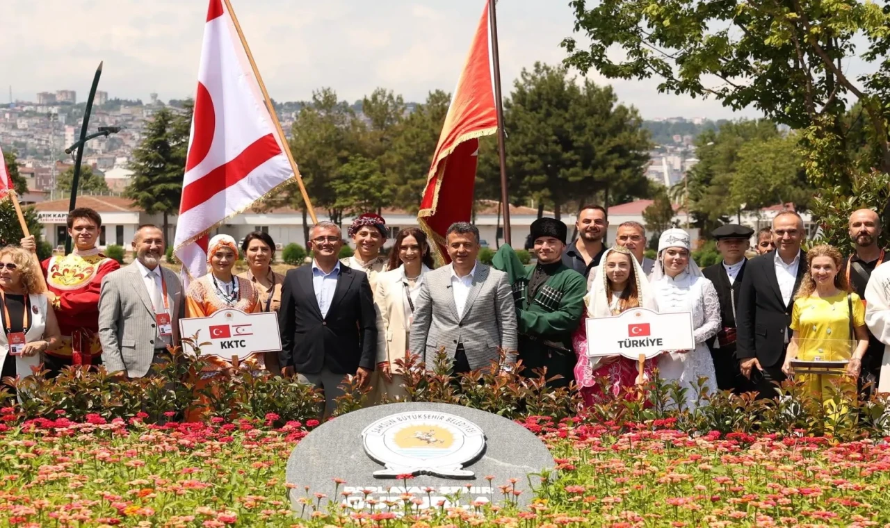 12 ülkeden dansçılar Samsun’da Başkan Doğan’ı ziyaret etti