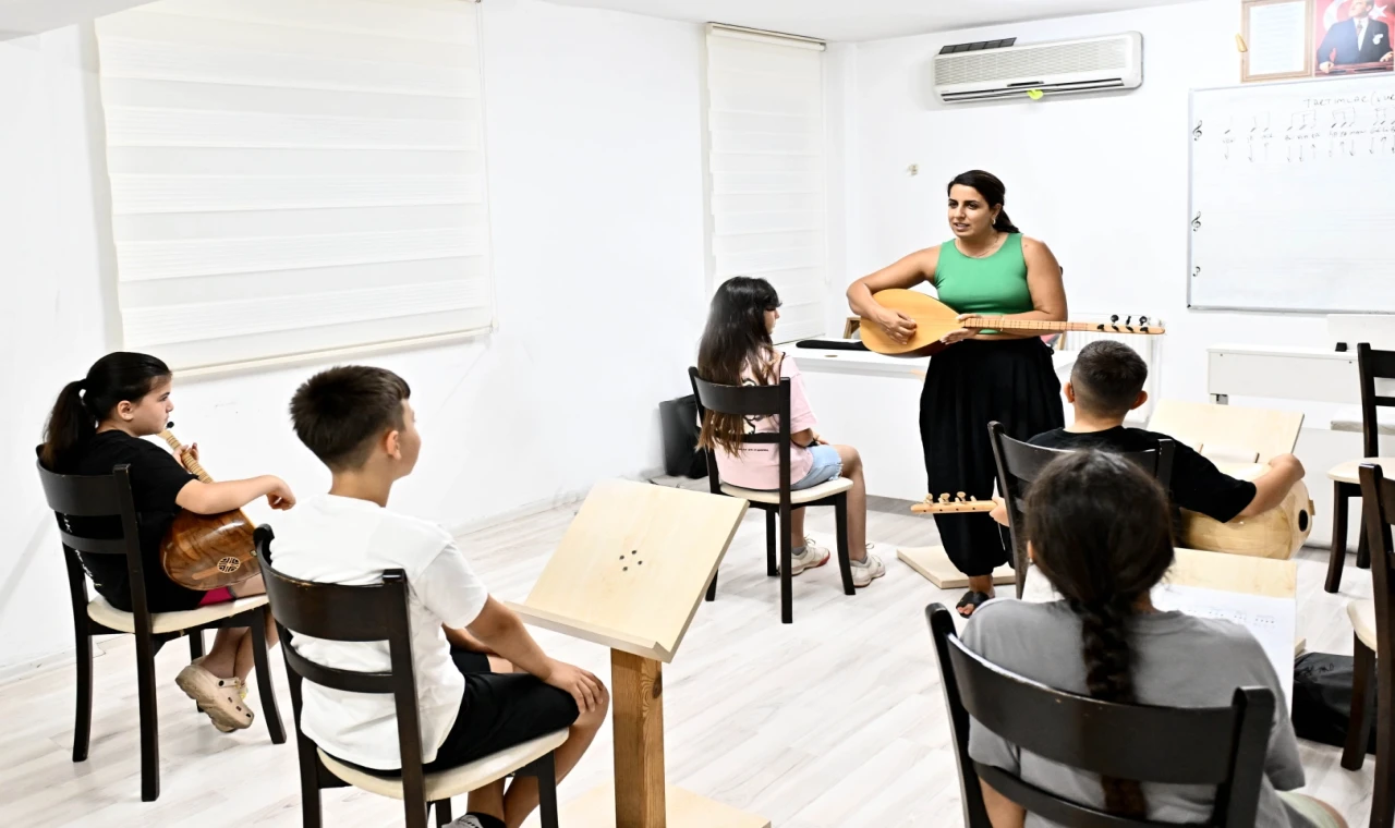 Antalya’da bağlamanın sesi Değirmenönü’nde yankılanıyor
