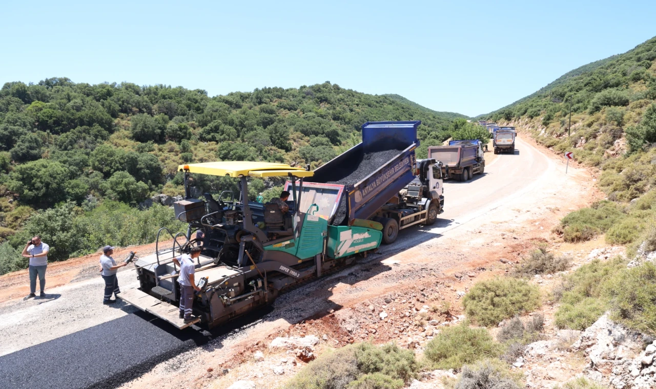 Antalya’da Demre ile Kaş’ı birleştiren yolda çalışma