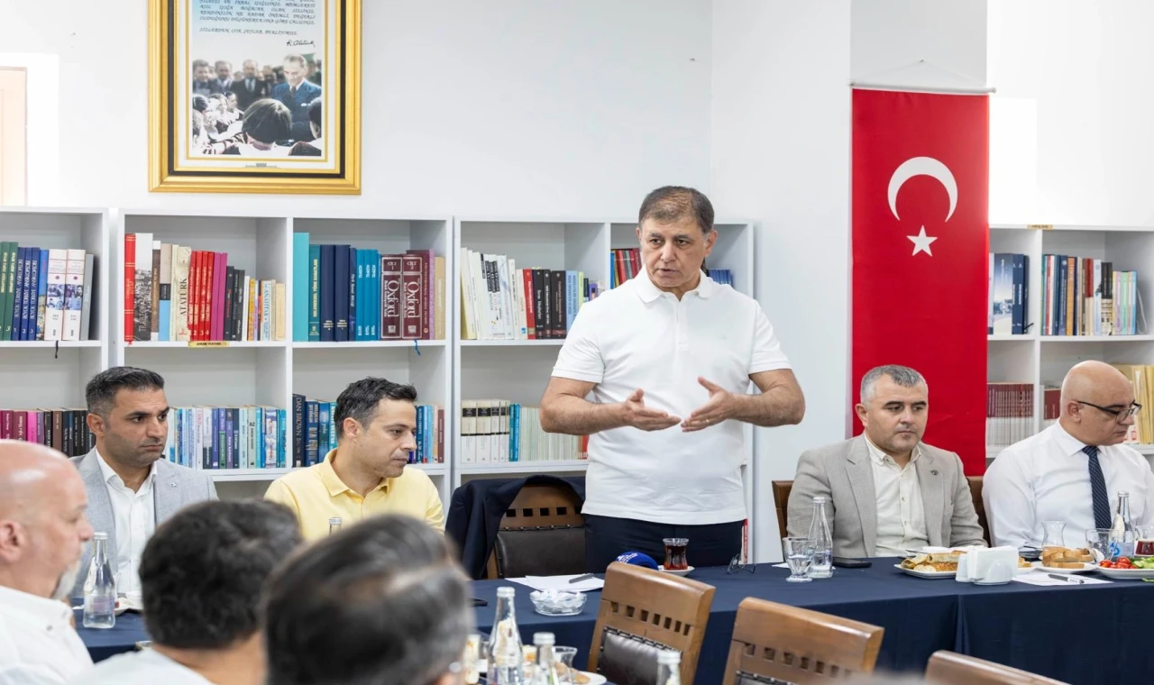 Başkan Tugay mesaisine Kemeraltı esnafıyla başladı... ”Tek derdimiz işimizi iyi yapmak”