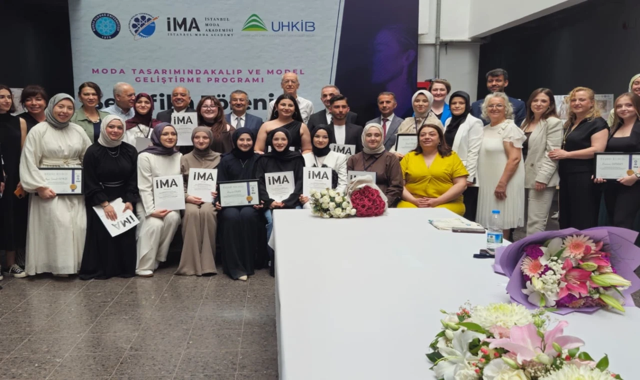 Bursa’da geleceğin moda tasarımcıları sertifikalandı