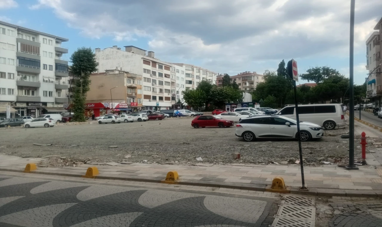 Edirne Keşan’da boşalan arsa otoparka dönüştü