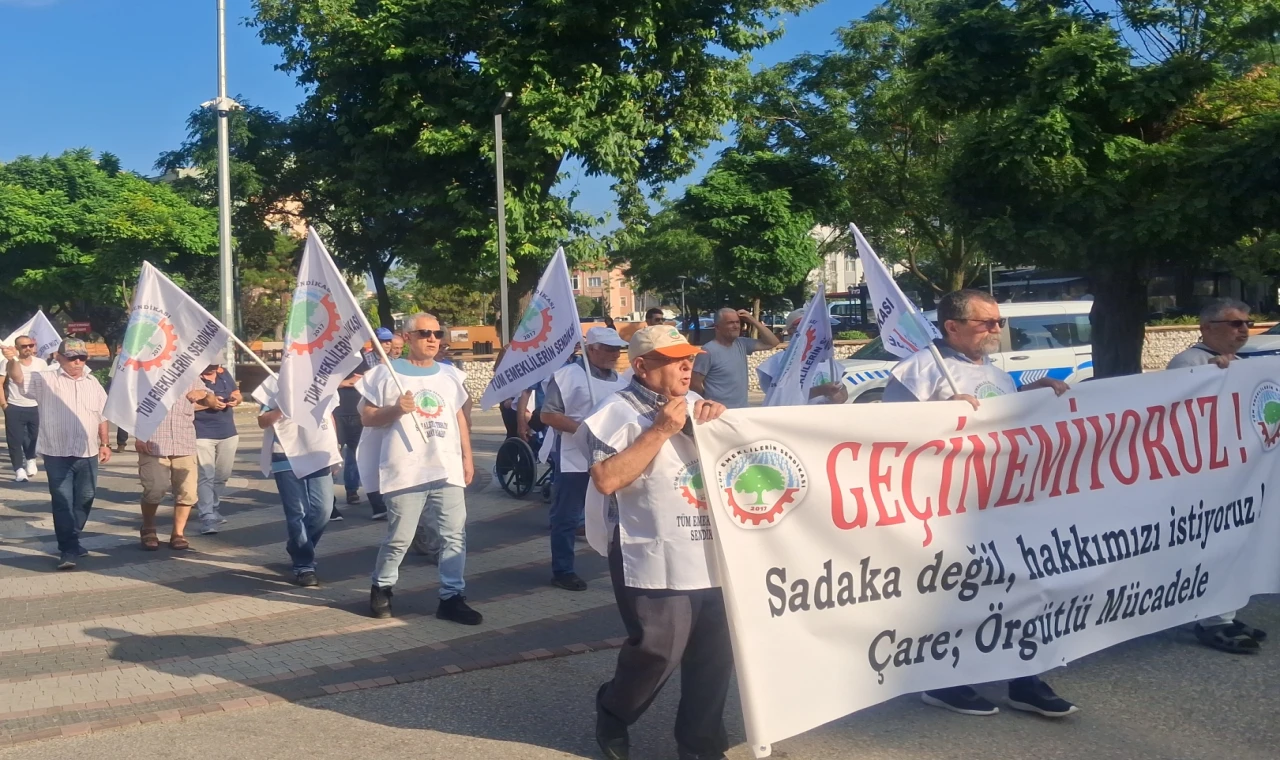 Emeklilerden Keşan’da ’geçinemiyoruz’ yürüyüşü