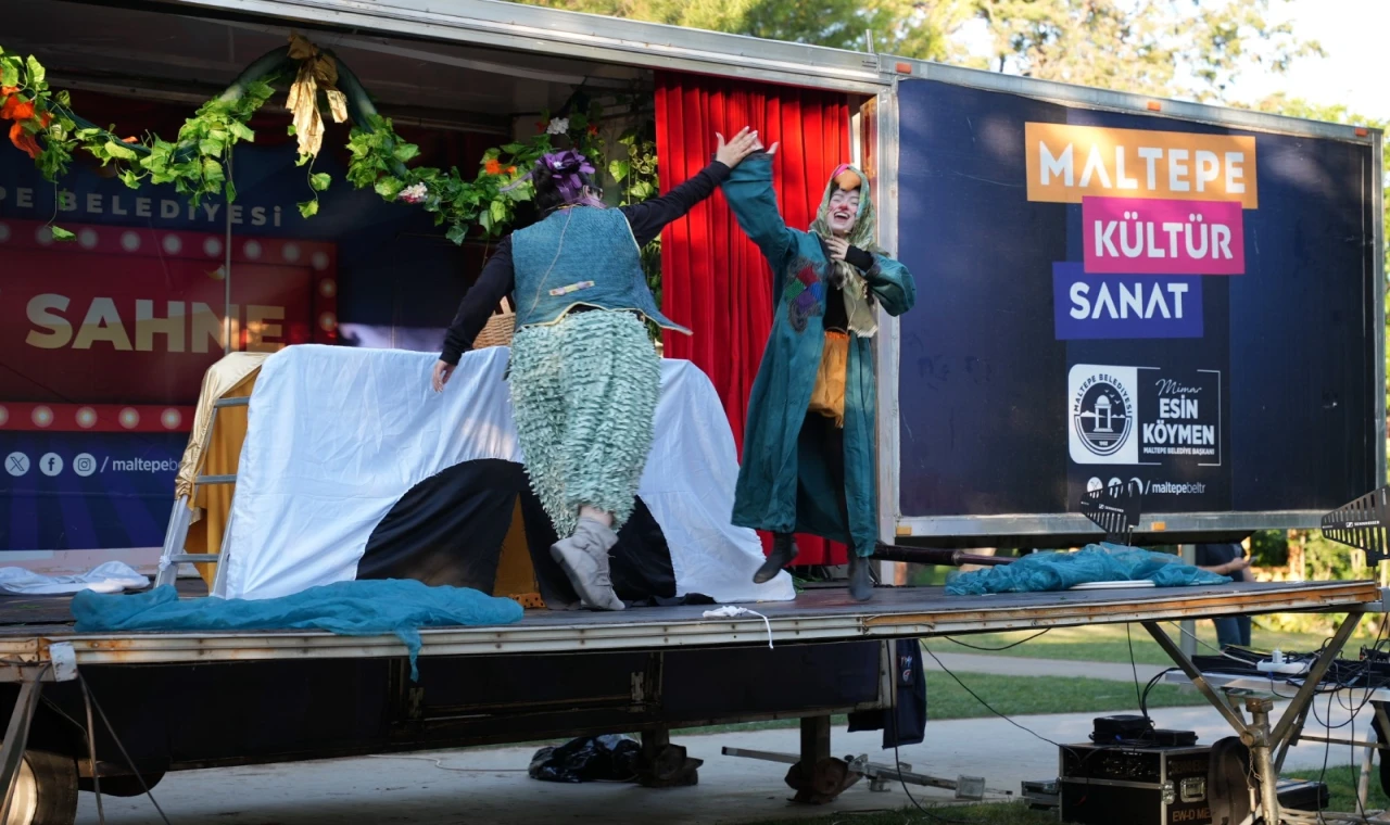 İstanbul Maltepe’de gezici yaz tiyarosu başladı