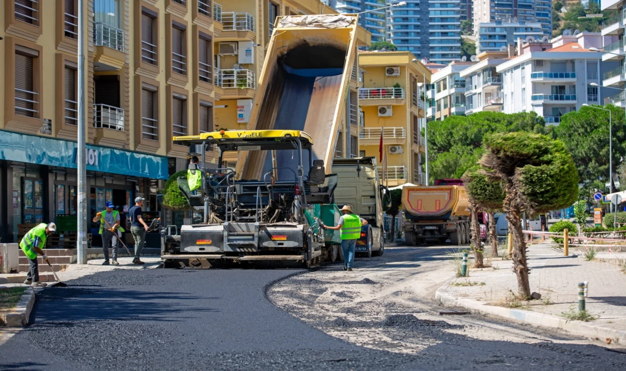 İzmir Narlıdere’de asfalt mesaisi hız kesmiyor