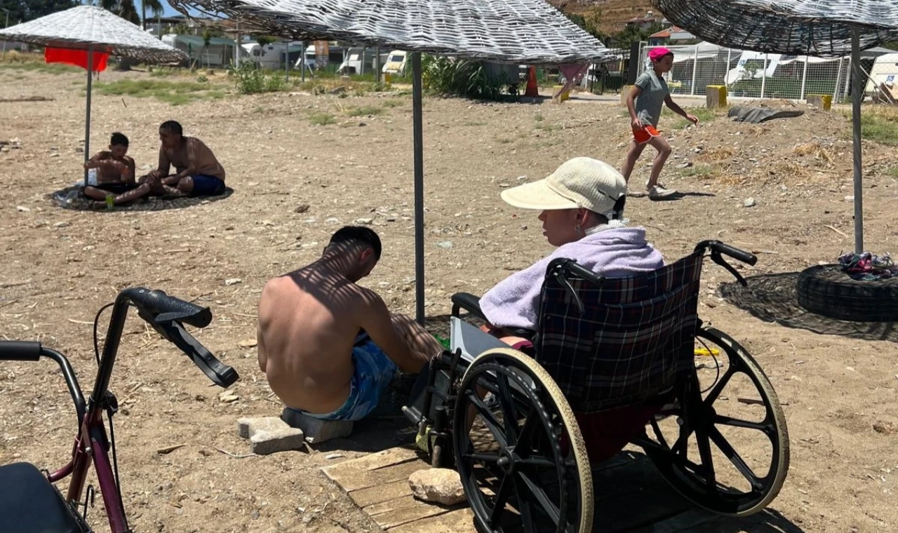 İzmir Narlıdere’de özel gereksinimli bireyler denizle buluştu