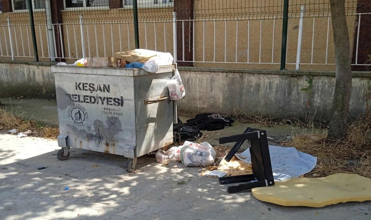 Keşan’da vatandaşlardan ot ve çöp isyanı
