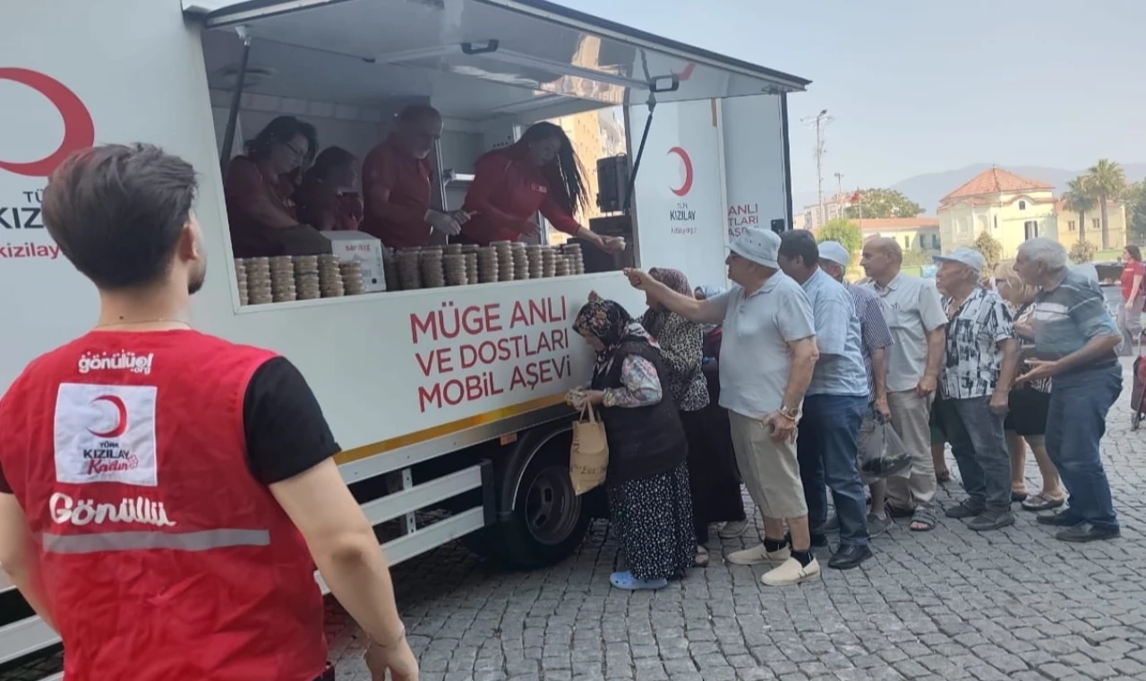 Kızılay Bornova’dan 2 bin kişilik aşure ikramı