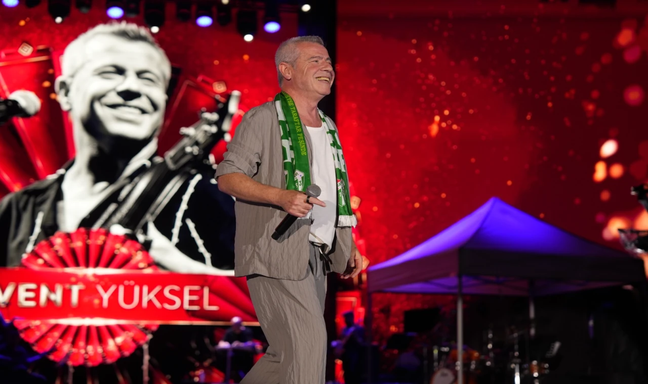 Levent Yüksel dillerden düşmeyen şarkıları Bursa’da seslendirdi