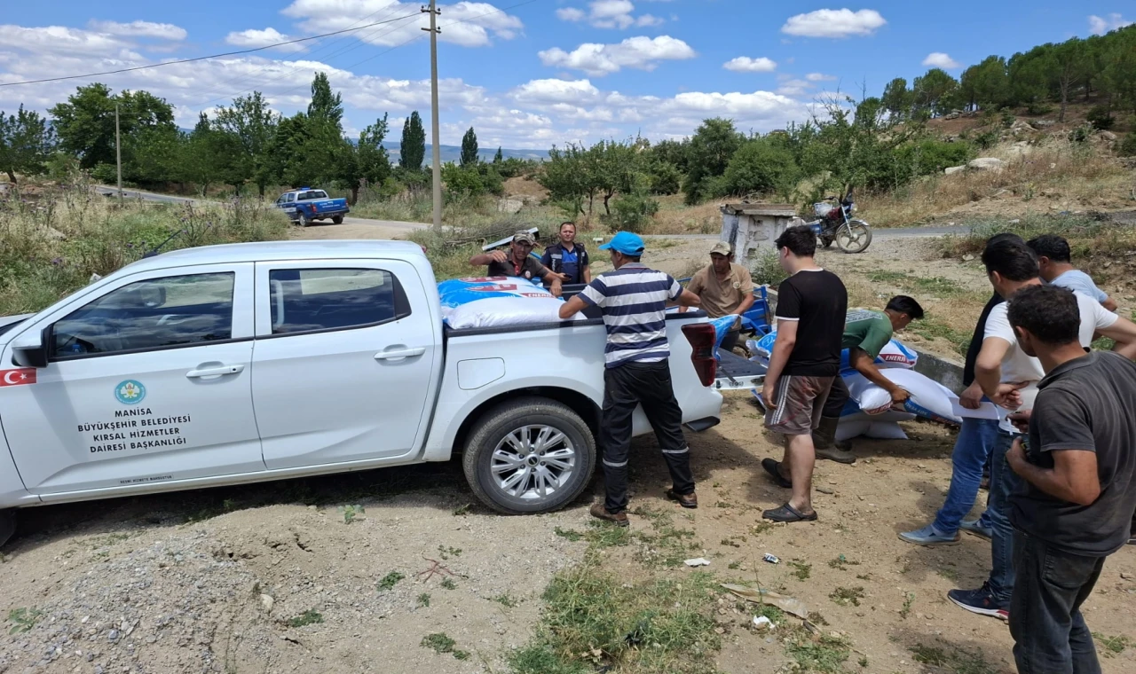 Manisa’da yangından etkilenen Gördesli üreticiye yem desteği