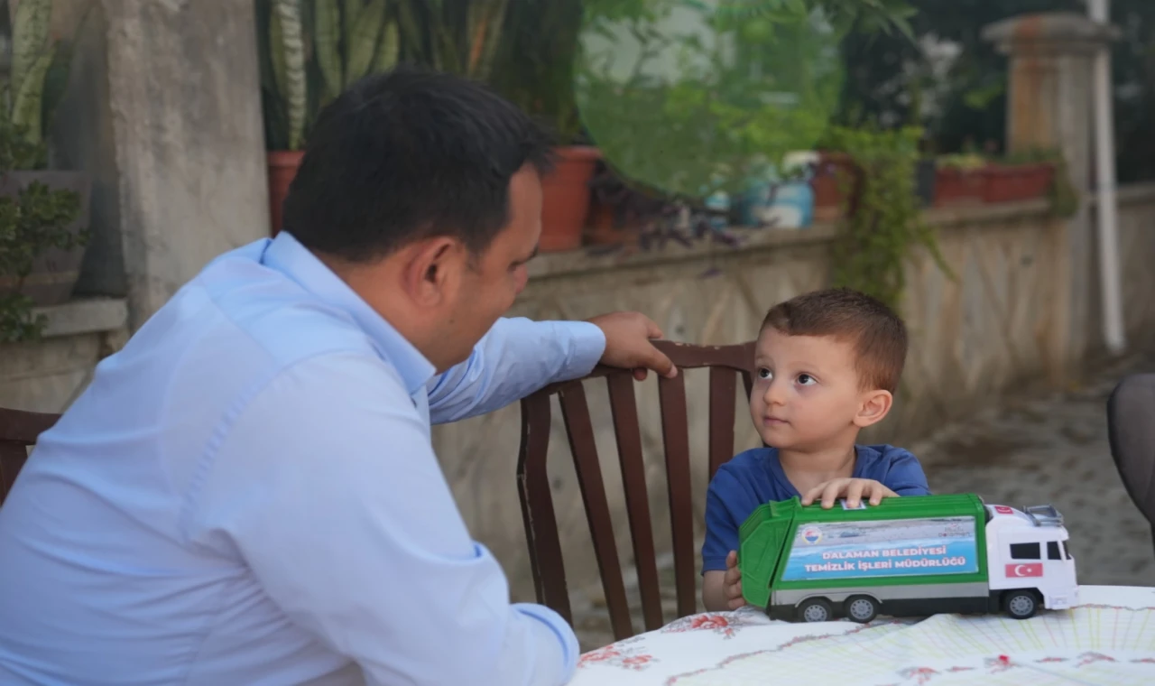 Muğla Dalaman’da çöp kamyonu sevgisi oyuncağa dönüştü
