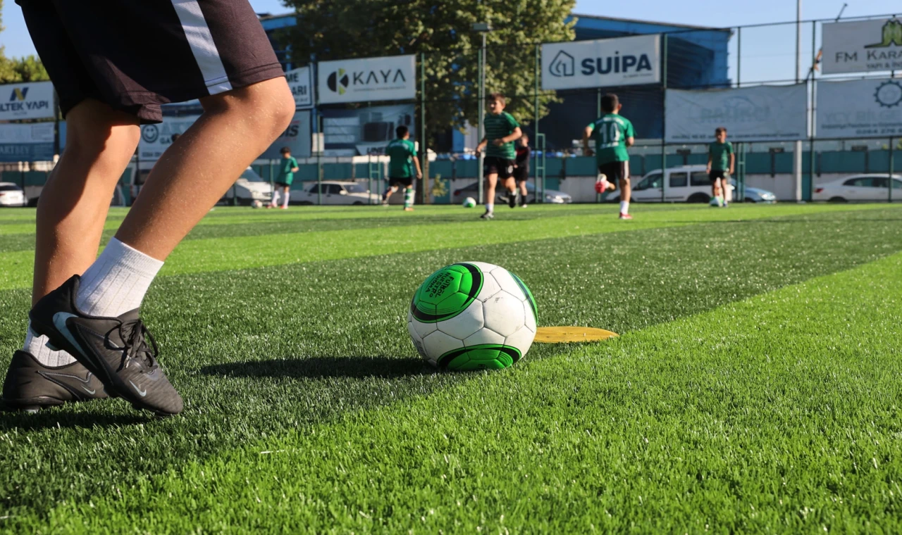 Sakarya Büyükşehir’in yenilediği zeminde ilk düdük çaldı