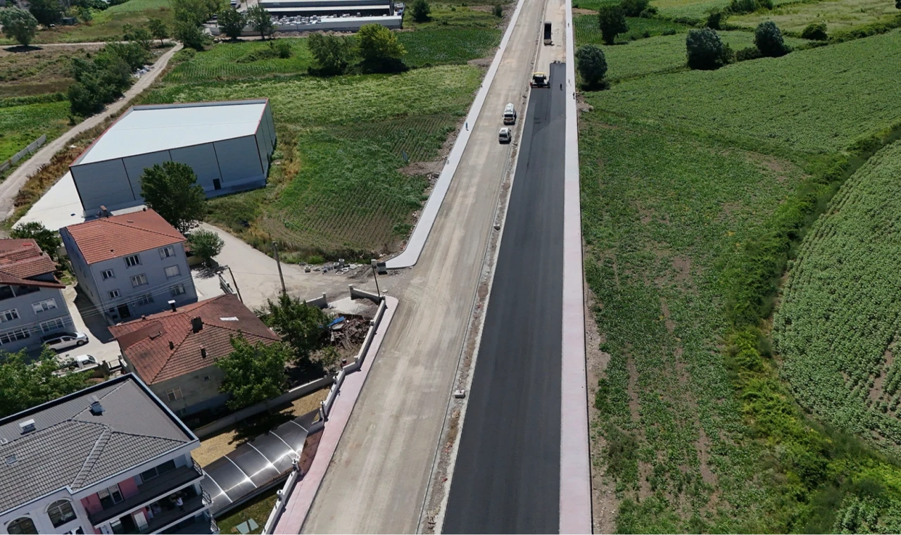 Sakarya’da Yazlık Kavşağı’nın yükünü alacak duble yolda asfalt başladı