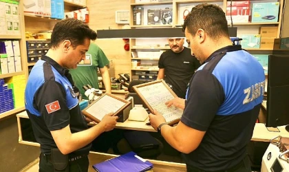 Burhaniye Belediyesi, yaptığı denetimler sonucunda bazı iş yerlerinde ruhsat eksikleri tespit etmiş ve bu konuda esnafı uygun şekilde ruhsatlarını çıkarmaya davet etmiştir