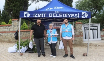 İzmit Belediyesinden mezarlık ziyaretinde bulunan vatandaşlara defne fidesi