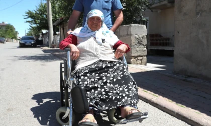 Sivas’ta Hüsne Teyze tekerlekli sandalyesine kavuştu