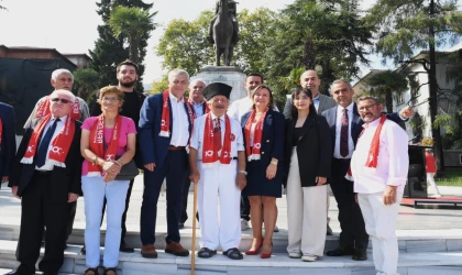 Atatürk’ün Cumhurbaşkanı olarak Bursa’ya gelişinin 100. yılı anısına çelenk sunumu yapıldı