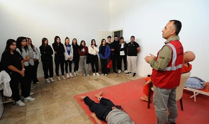 Karşıyaka’da okullara yönelik afet farkındalık eğitimleri başladı