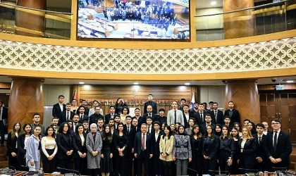 Antalya Büyükşehir Belediye Başkanı Muhittin Böcek, Antalya Gençlik Meclisi toplantısında gençlerle bir araya geldi.