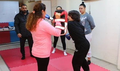 Bayraklı Belediyesi, kadınların güvenliğini artırmaya yönelik başlattığı ücretsiz yakın savunma eğitimlerini başarıyla tamamlayan ilk kursiyerlere sertifikalarını verdi.