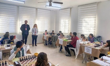 Bornova Belediyesi, Hobi ve Beceri Edindirme Kursları kapsamında yarıyıl tatiline özel bir satranç turnuvası düzenledi.