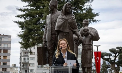 Bugün hepimiz İzmir’de yan yanayız, omuz omuzayız. Ve bundan sonra da vatanımız için, Türkiye için mücadele etmeye, direnmeye devam edeceğiz” dedi.