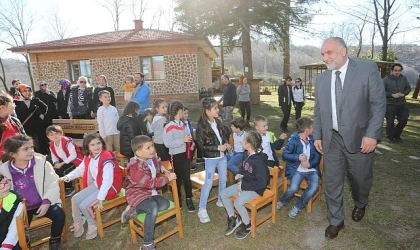 Canik Belediye Başkanı İbrahim Sandıkçı, Canik Orman Okulu’nda 4974 öğrenciye 9 farklı eğitim modülü eşliğinde doğa ile iç içe eğitim verdiklerini ifade etti. 