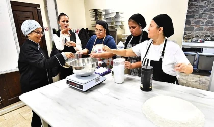 İşaret dili çevirmenleri eşliğinde pastacılığın inceliklerini öğrenen kursiyerler, hünerli elleriyle istihdam kapılarını aralayacak. 
