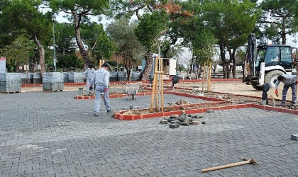 Kemer Belediyesi Kındılçeşme Piknik ve Halk Plajı’nda, Kemer Belediye Başkanı Necati Topaloğlu’nun talimatları doğrultusunda başlatılan yenileme çalışmaları sürüyor.